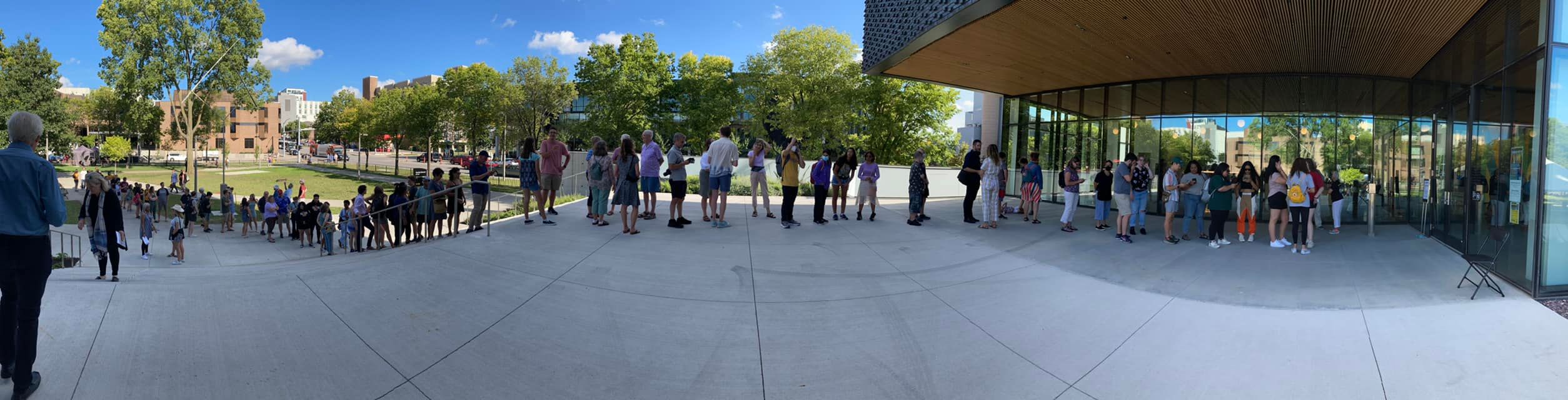 panoramic view of the line of visitor waiting to enter the new museum of art